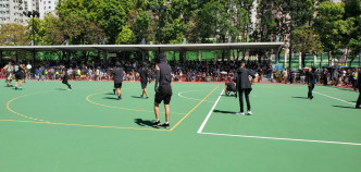 黑衣人在起步前先在球场内踢波。