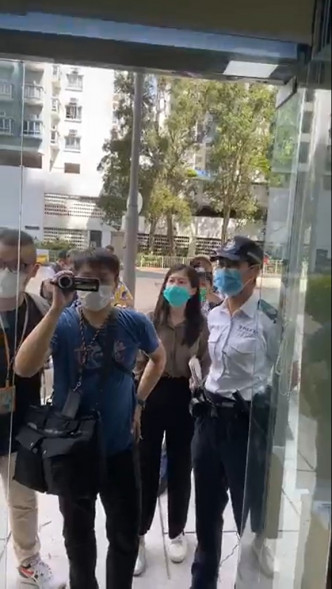 部份警員在辦事處外拍攝情況。 黃文萱facebook直播影片截圖