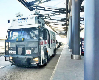 水炮車派至一號客運大樓外戒備。