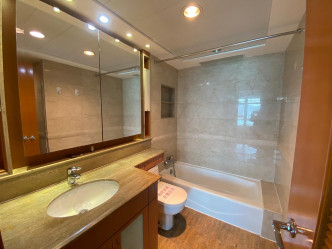 浴室備有浴缸及大鏡子等，設備齊全。