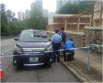 尋獲的私家車車頭玻璃近行車證位置被打破。林思明攝