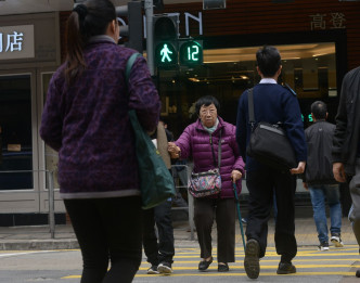 新安排方便長者過馬路。