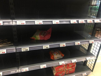 台湾民众抢购日用食品。网上图片