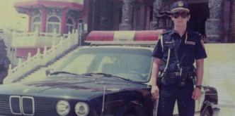 30年前张庭轩的父亲穿上特警服雄姿。网图