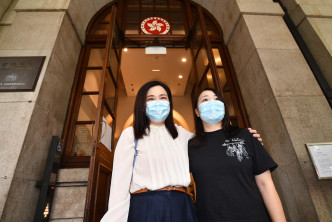 刘小丽(右)在庭外表示，假若补选重啓，她未决定会否参选。