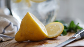 檸檬可清除雪櫃異味。