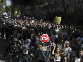 巴黎大批市民上街挥动标语叫自由口号。AP