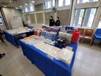警方行動中檢獲16萬元現金及大量與賣淫有關的物品。