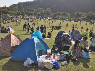 有家長帶同小朋友到戶外野餐耍樂。梁譽東攝