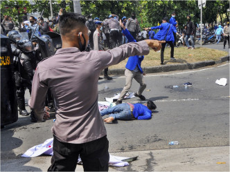 印尼周二（6日）发生大规模示威，警方指拘捕了23人。AP图片
