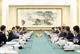 林鄭月娥與中國民用航空局局長馮正霖（右三）會面和出席會議。