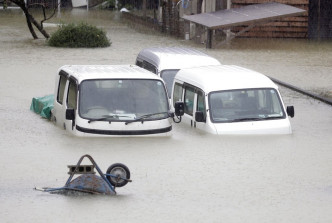 日本三重縣伊勢市有汽車被淹沒。AP圖片