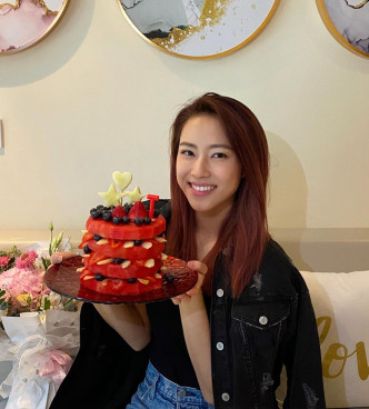 收到由魏韵芝手工制的水果生日蛋糕，令Tiffany特别开心。