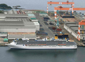 「歌诗达大西洋号」正停泊在长崎县港口维修。AP