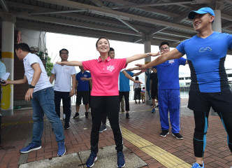 陳凱欣以「健康大使」身分，在區內向居民推動健康生活。