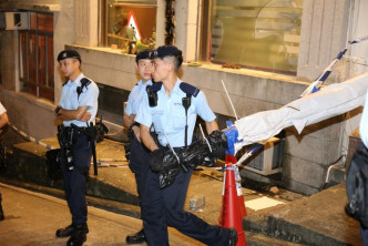 警方亦在位于明园西街的「香港第一青年会义工团」取走证物。