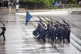 警队表演中式步操。