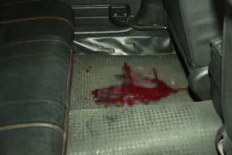 的士车厢内留下一滩血迹。