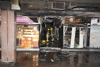 美孚一間小食店起火，波及五間店舖及一輛私家車。