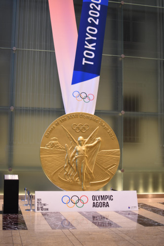 巨型东奥金牌摆设成为拍照打卡热点。特约记者梁彦伟东京传真