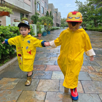 今日再帶兩子冒雨落街玩。