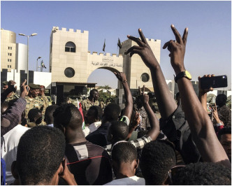 数以千计的苏丹民众继续在首都喀土穆上街向军方施压。AP