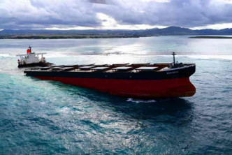 货轮搁浅地接近海洋保护区漏油事件恐导致生态浩劫。fb