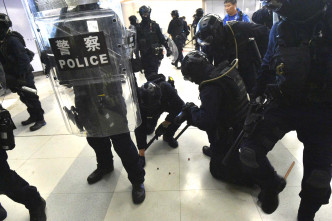 防暴警察与示威者爆发混战