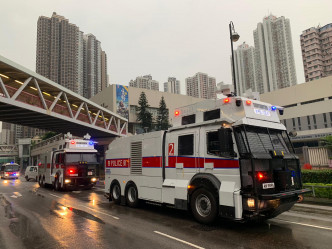 水炮车驶达荃湾戒备。