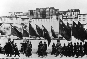 解放軍的先頭部隊於1951年10月26日進入拉薩。新華社資料圖片