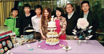 蔡颂思22岁生日，父亲新华集团主席蔡冠深及母亲蔡关颖琴等家人为她在家中举行派对庆祝。