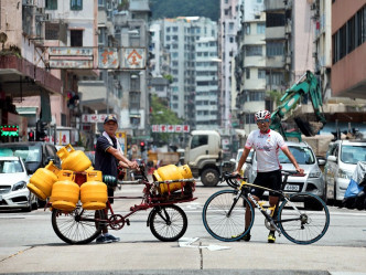 阿寶與雄哥(左)兩位單車高手，惺惺相惜。