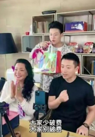 昨日網上有汪小菲（前右）跟媽媽張蘭做直播的截圖。