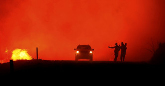 受山火影響，四周環境變成一片橙紅色。AP圖片