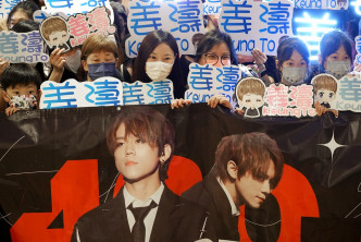 姜涛及Ian出席活动吸引大批支持者到场。AP图片