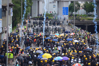 警方在安乐路及泰祥街一带持续施放催泪烟。