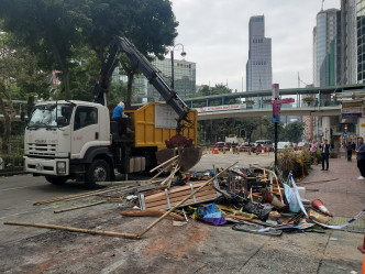 吊鸡车到场清杂物。梁国峰摄