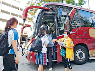 中三至中五跨境生曾短暂恢复面授课堂，获特别安排乘搭校巴，直接往返深圳湾或落马洲支綫管制站至学校。