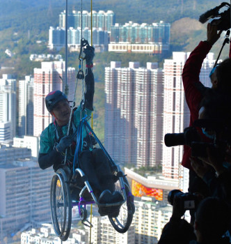 黎志偉坐輪椅攀320米高如心廣場籌款。