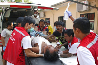 緬甸軍方開槍鎮壓示威者，據報最少90人死亡。AP圖片