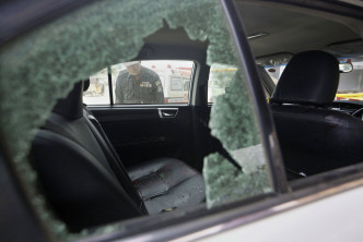遇袭的白色汽车车窗碎裂。美联社图片
