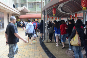 几百名居民疏散到地面