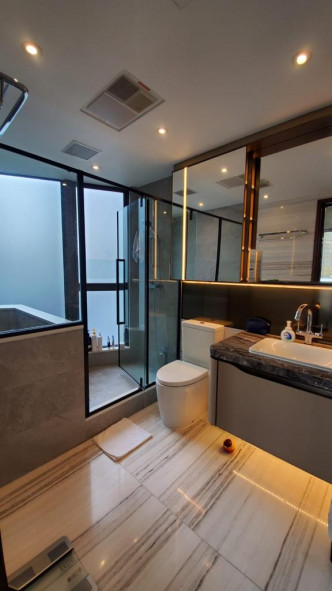 浴室置有企缸及浴缸，適合不同住戶的需要。