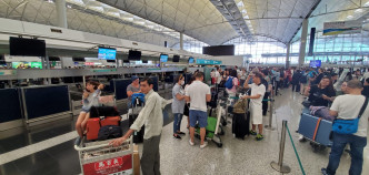 大批旅客滯留機場。