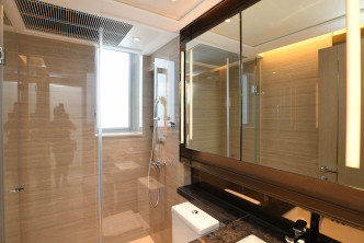 浴室設有獨立淋浴間，易於保持乾爽整潔。