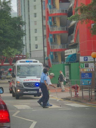 荃灣兩警員見老伯過馬路慢所以主動攙扶。香港交通突發報料區圖片