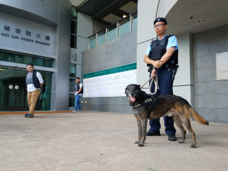 警方依旧在法院内外布防，既在法庭外大堂设置检查站，又派出多名「蓝帽子」在法院外戒备。