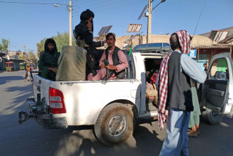 在被攻陷的省会中，到处可见塔利班武装分子在巡逻。美联社图片
