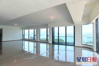3座22樓A室的大廳設有一列落地窗戶，盡覽壯闊海景。