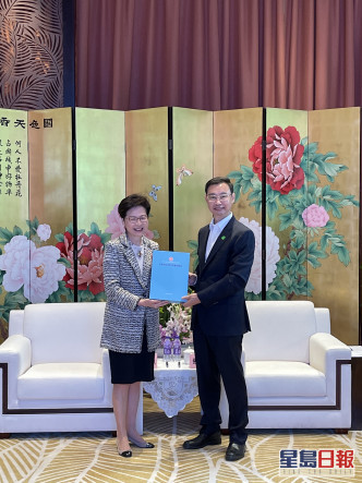 林鄭月娥送予廣州市市長温國輝她上星期發表的《施政報告》。政府新聞處圖片